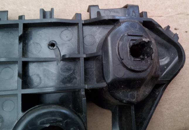 Кронштейн бампера Toyota Camry 5253633060