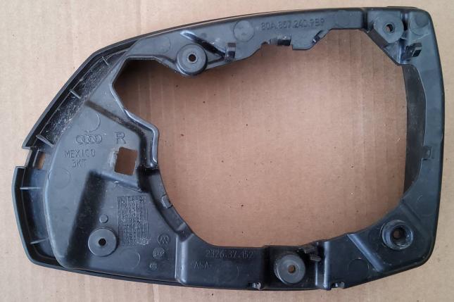 Накладка зеркала правого Audi Q5 80A8572409B9