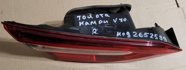 Фонарь задний правый внутренний Toyota Camry V70 33240