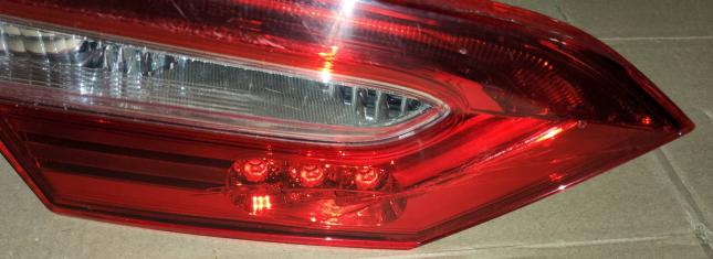 Фонарь задний правый внутренний Toyota Camry V70 33240