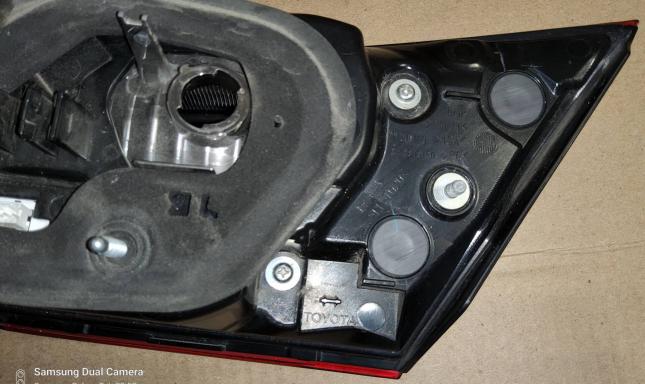Фонарь задний правый внутренний Toyota Camry V70 33240