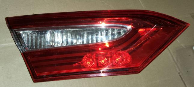 Фонарь задний правый внутренний Toyota Camry V70 33240