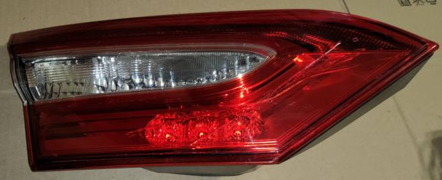 Фонарь задний правый внутренний Toyota Camry V70 33240