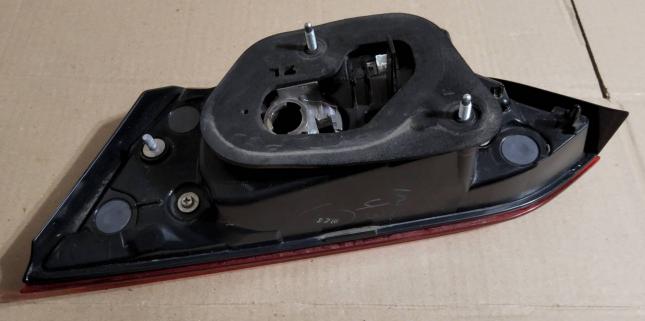 Фонарь задний правый внутренний Toyota Camry V70 33240
