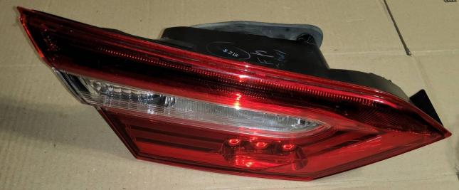 Фонарь задний правый внутренний Toyota Camry V70 33240