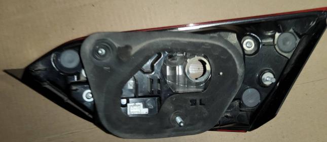 Фонарь задний правый внутренний Toyota Camry V70 33240