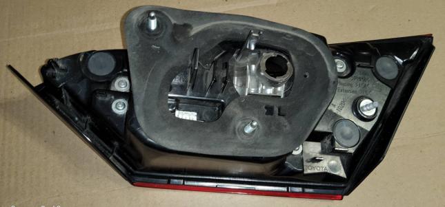 Фонарь задний правый внутренний Toyota Camry V70 33240