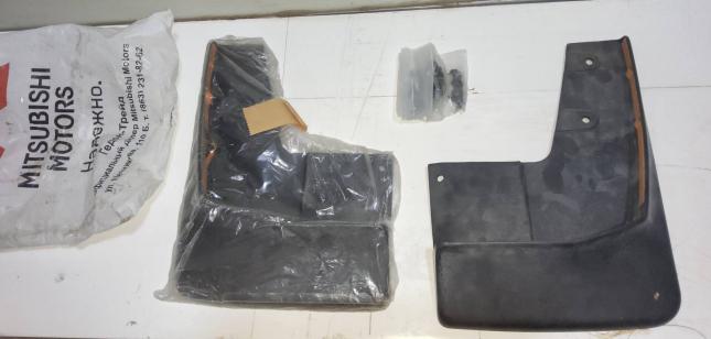 Брызговик передний Mitsubishi Airtrek MZ380246EX