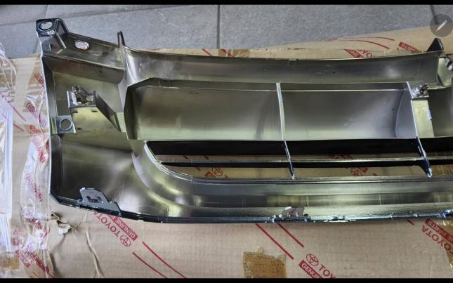 Решетка радиатора Toyota HiAce 53111-26370
