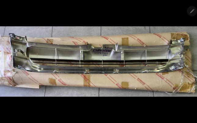 Решетка радиатора Toyota HiAce 53111-26370