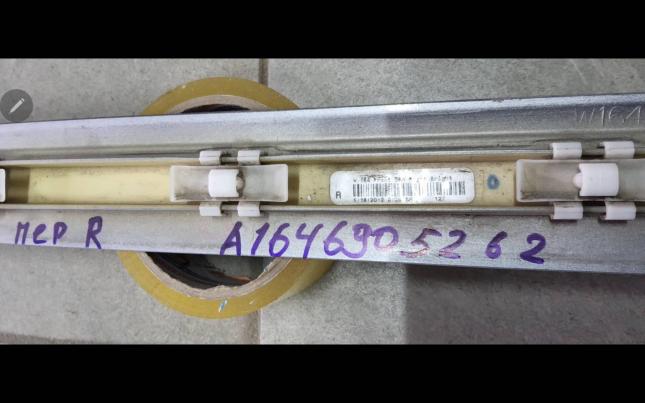 Накладка двери передней правой Mercedes ML-class A 164 690 52 62