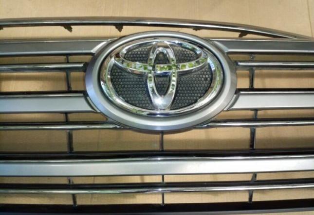 Решетка радиатора передняя верхняя Toyota Land 5311460160