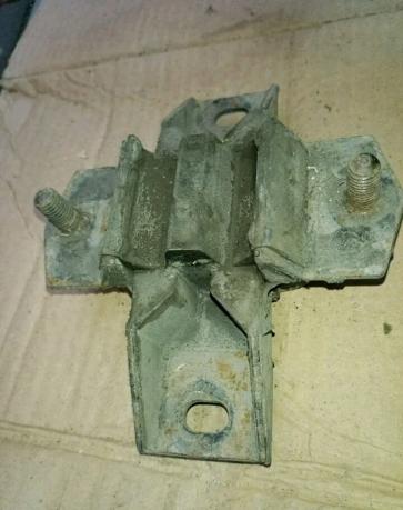 Подушка АКПП мерседес ML 163 A 1632400118 A1632400118