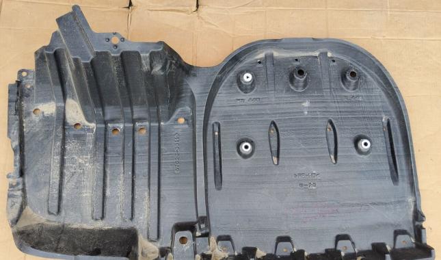 Задний пыльник бампера Toyota Camry V70 5762833110
