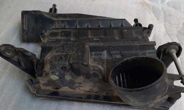 Корпус воздушного фильтра левый Mercedes А6420902101 А6420902101