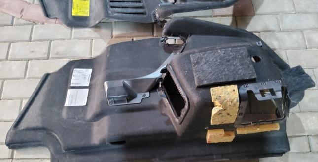 Обивка багажника audi Q7 оригинал правая 4L0863880 4L0863880A