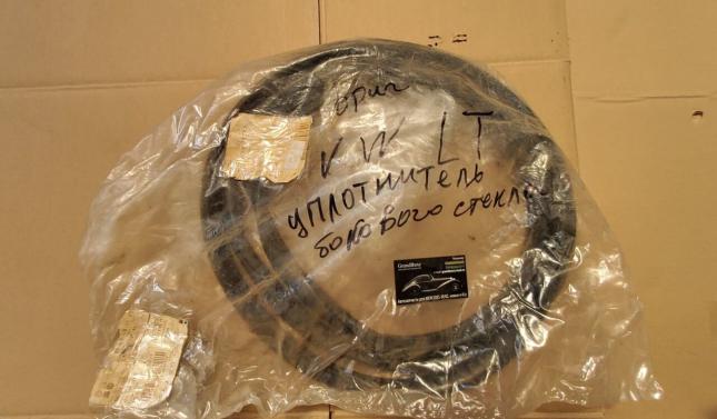 Уплотнитель бокового стекла Volkswagen Lt 2D1 845 321 J