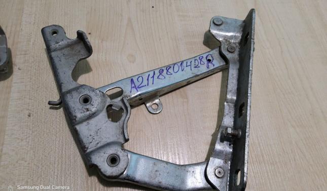 Петля капота mercedes W211 A2118800128