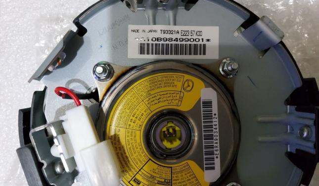 Подушка безопасности водителя mazda CX7 E223-57-K00A