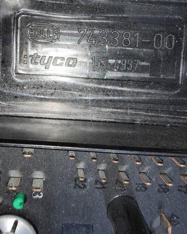Блок предохранителей Opel Astra H 5DK00886850 5DK00866850