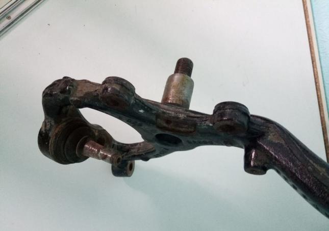 Кулак поворотный Chrysler 300c 3.0 04782705AB 04782705AB