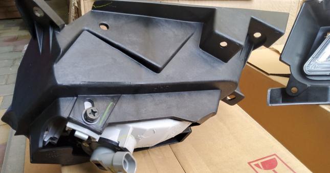 Фара туманная левая оригинал Mazda VDG51680C VDG8-51-680C