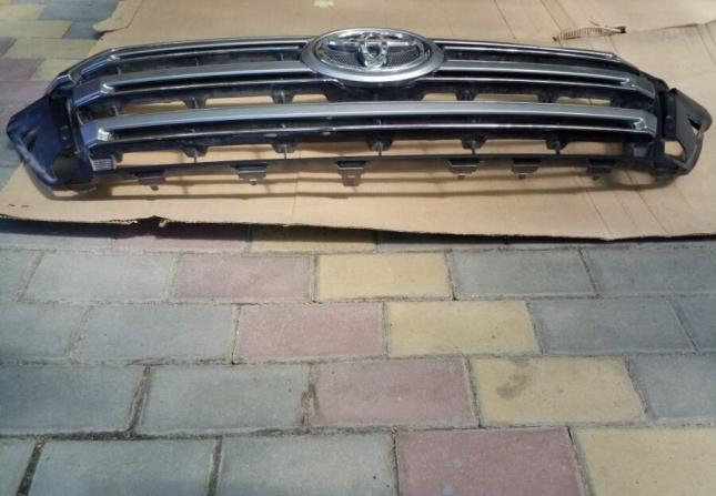 Решетка радиатора передняя верхняя Toyota Land 5311460160