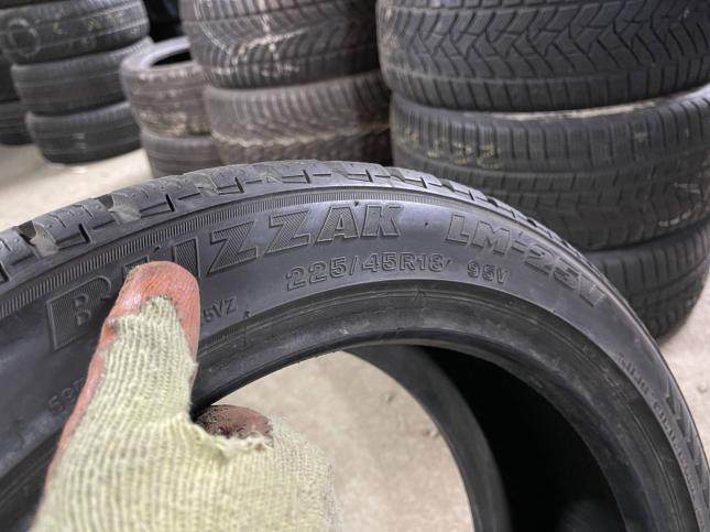 225/45 R18 Bridgestone Blizzak LM-25 зимние нешипованные