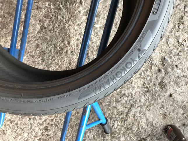 255 35 r19 Yokohama AdvanSport V105