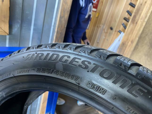 Зимние шины 225/45R17 Bridgestone