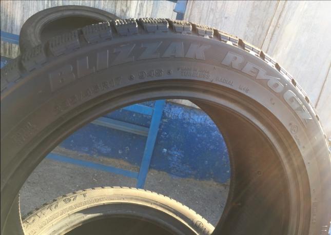 235/45R17 94S Bridgestoen Blizzak Revo GZ 