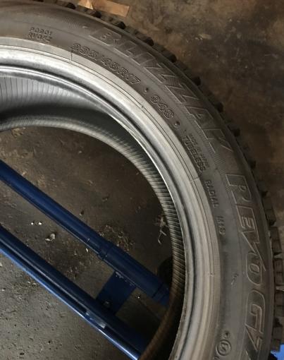 Зимняя шина 235 45 R17 Bridgestone Revo GZ