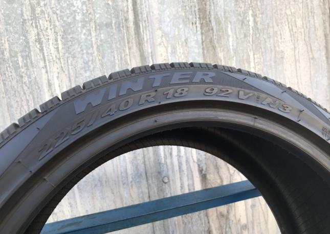 225 40 18 Pirelli Winter Snowsport 240