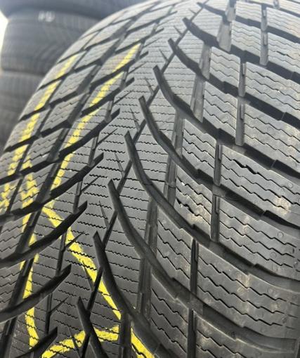 Nokian Tyres WR Snowproof P 215/55 R17