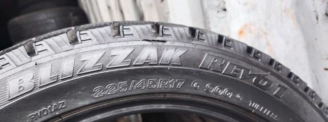 Bridgestone Blizzak Revo1 225/45 R17