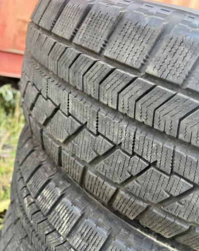 Bridgestone Blizzak VRX 215/60 R17