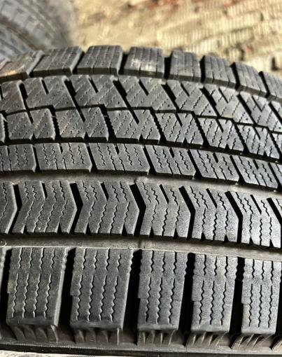 Bridgestone Blizzak VRX2 235/45 R17