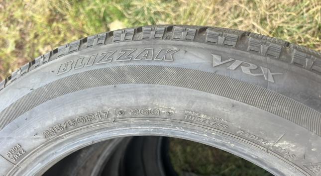 Bridgestone Blizzak VRX 215/60 R17