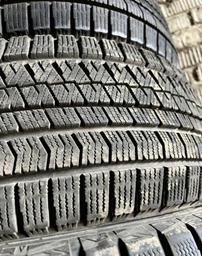 Bridgestone Blizzak VRX2 235/45 R17