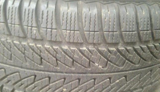 Goodyear UltraGrip Performance 225/55 R18 H