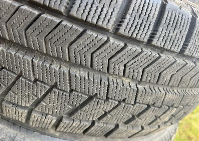 Bridgestone Blizzak VRX 215/60 R17