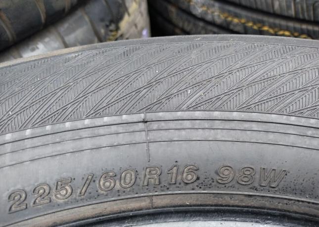 Yokohama Advan dB V552 225/60 R16