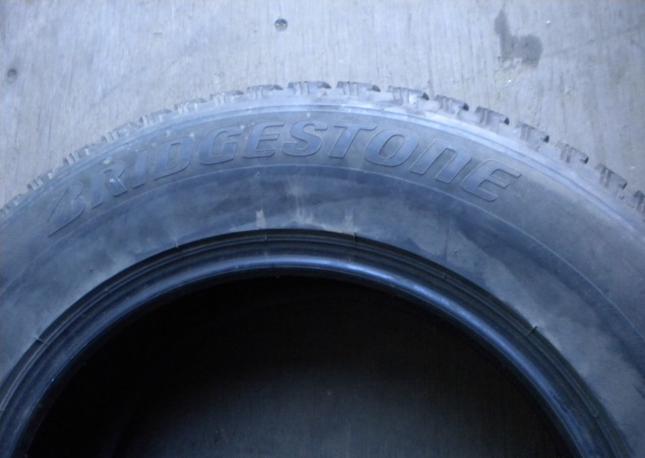 Bridgestone Blizzak Spike-01 235/65 R17 H