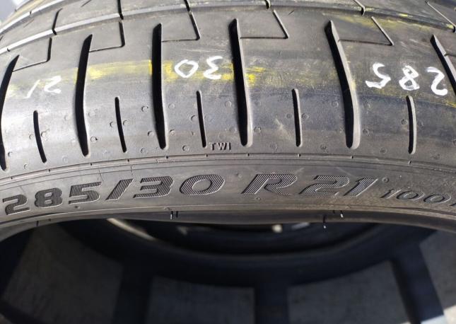 Pirelli P Zero PZ4 285/30 R21