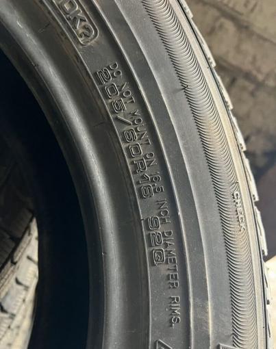 Goodyear UltraGrip Ice Navi Zea 205/60 R16