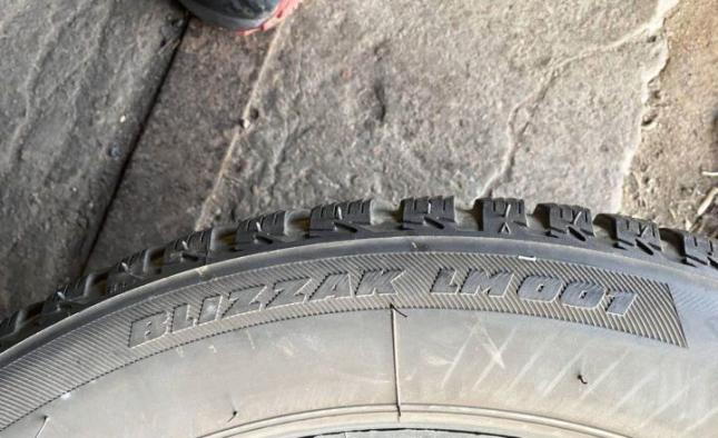 Bridgestone Blizzak LM-001 225/40 R18