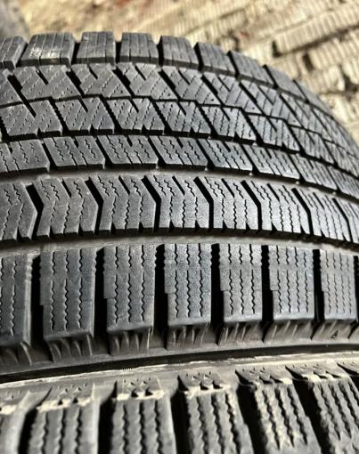 Bridgestone Blizzak VRX2 235/45 R17