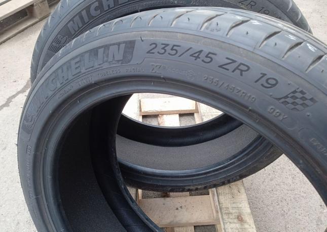 Michelin Pilot Sport 4 235/45 R19