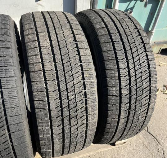 Bridgestone Blizzak VRX2 235/50 R18