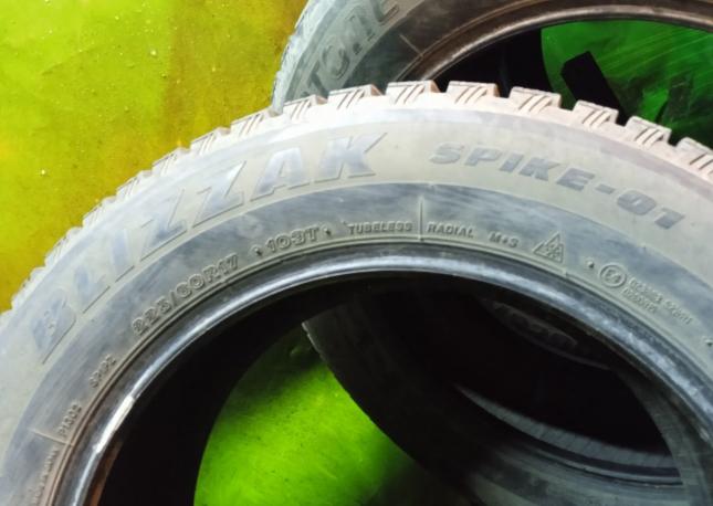 Bridgestone Blizzak Spike-01 225/60 R17